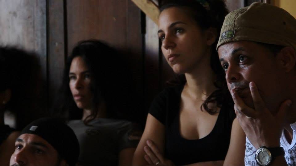 A turma assistindo