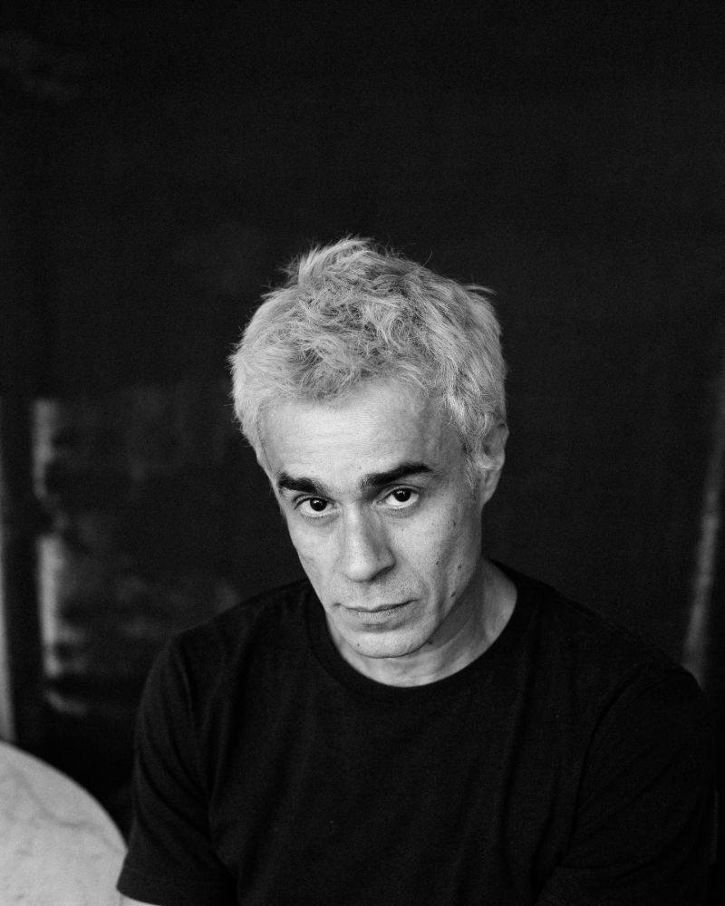 Retrato em preto e branco de ator de cabelos grisalhos