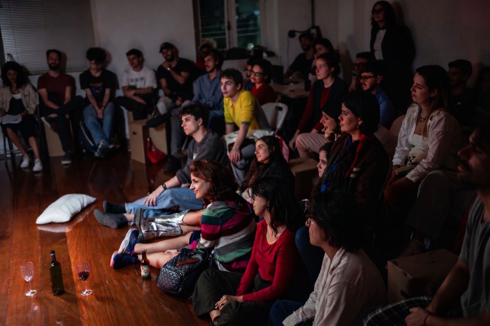 Plateia e performers dividindo o espaço