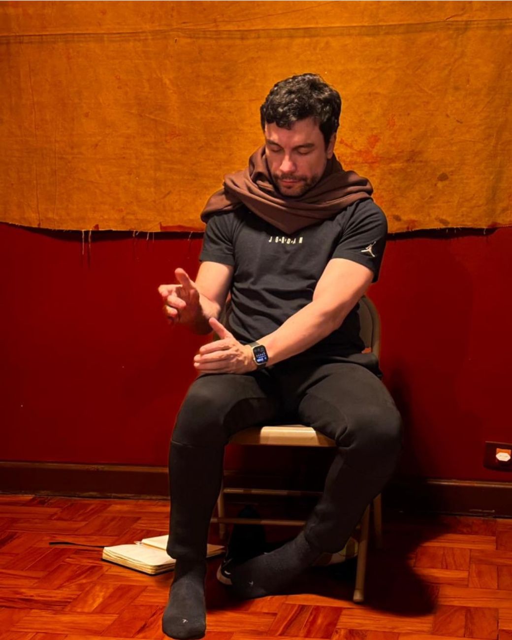 Ator sentado em exercício sensorial