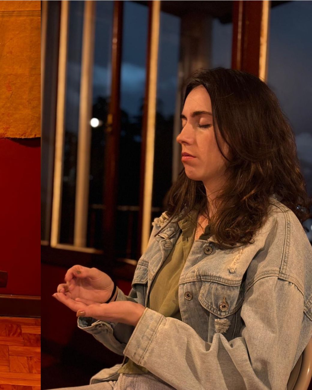 Atriz de olhos fechados em exercício sensorial